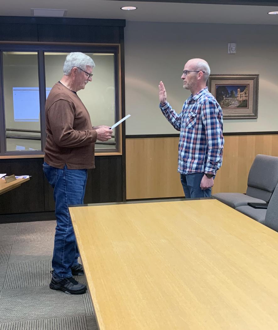 Rock County Commissioner Greg Burger (left) administers the oath of office to Rock County’s new veterans services officer Eric Oye Tuesday morning, May 7. Oye replaces David Haugom, who served in the position assisting local veterans for 14 years. Mavis Fodness/Rock County Star Herald Photo