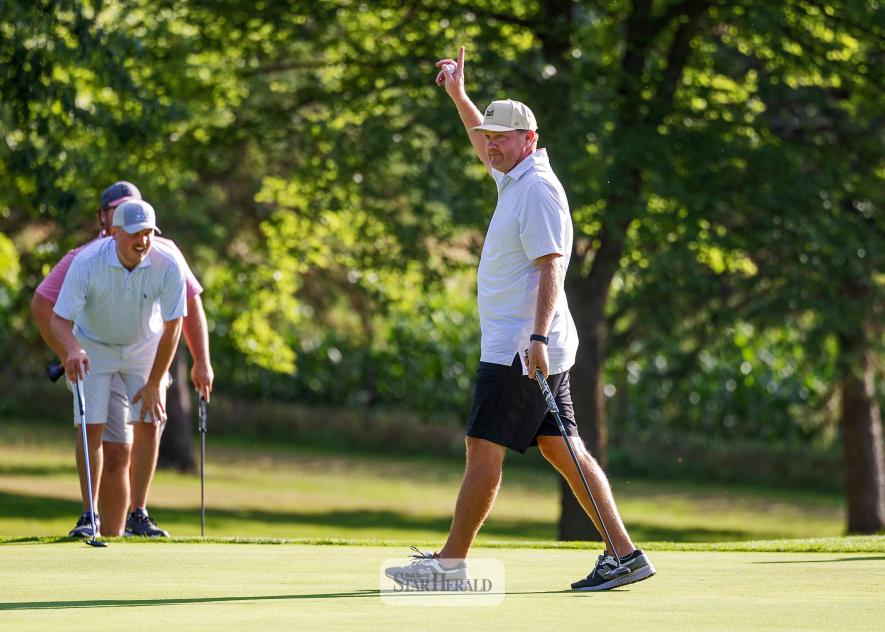 Greg Hoogeveen photos/LCCtourney Pete Connell raises his arm after his final put in the men’s club tournament Aug. 15. Connell won the championship with a with a 36-hole score of 148 in the two-day event.
