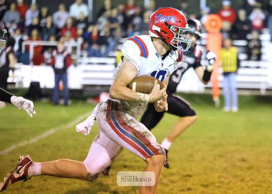 Greg Hoogeveen photo/HBCFB1 Patriots junior Brodie Metzger surveys the field with ball in hand against Edgerton Friday, Oct. 9. Metzger rushed for 141 yards and one touchdown in Edgerton. Hills-Beaver Creek beat the Flying Dutchmen 28-14 in the annual Red Rock game. H-BC is now 6-0 for the season.