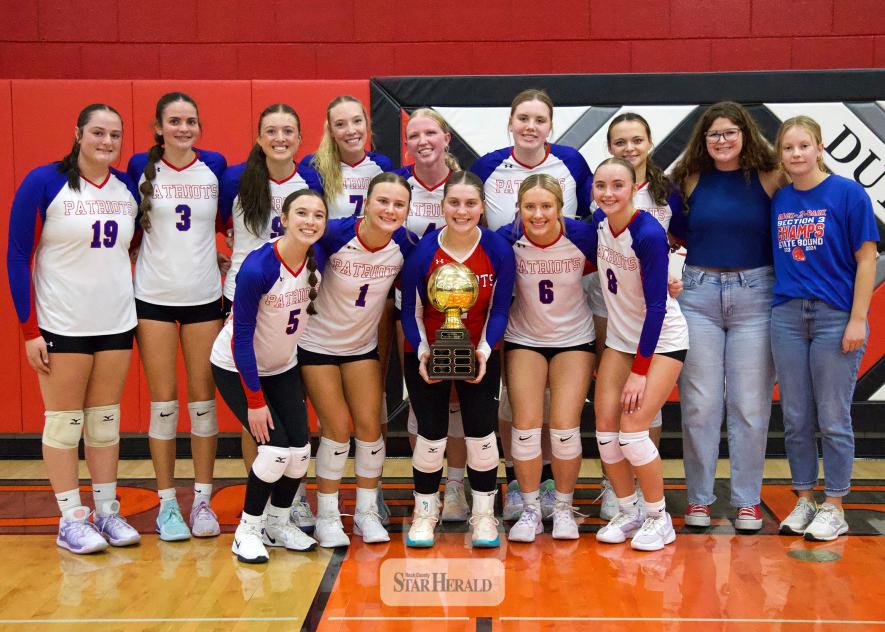H-BC beat Edgerton 3-1 in the Queens of the Court contest. Pictured with the trophy are (front, from left) Mya Erickson, Claire Knobloch, Hadley Spath, Hailey Moser, Abigail Harris, (back) Ella Rheault, Olivia Deelstra, Ava Steinhoff, Ella Sammons, Brynn Bakken, Jayden Kueter, Makynzie Hellerud, Izzy Wysong and Ruby Susie. 