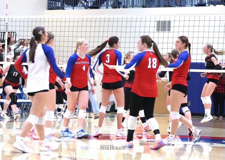 Greg Hoogeveen photos/HBCVB H-BC volleyball players react to falling 3-2 to Edgerton Oct. 26 on their home court. 