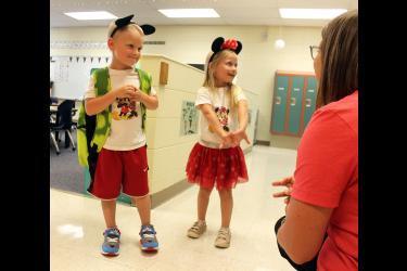 Lucah (left) and Laina Barron greet kindergarten teacher Brooke Van Essen as the twins search for their cubby spaces and desks during the elementary open house.Rock County Star Herald Photo/Mavis Fodness