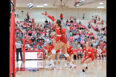 Senior Kiesli Smith spikes the ball over the net, watched by her teammates, against Pipestone Thursday, Sept. 21, at home. The Cardinals beat the Arrows three games to one for a match win.